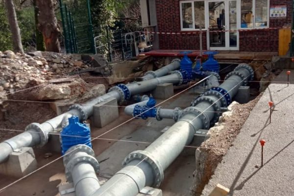 Instalcion de tuberias de distribucion de agua en obras